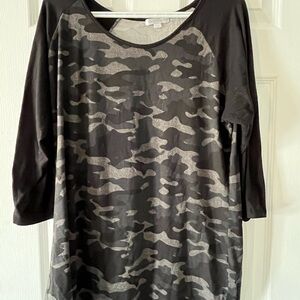 Mid sleeve t shirt. Warehouse one size 1X